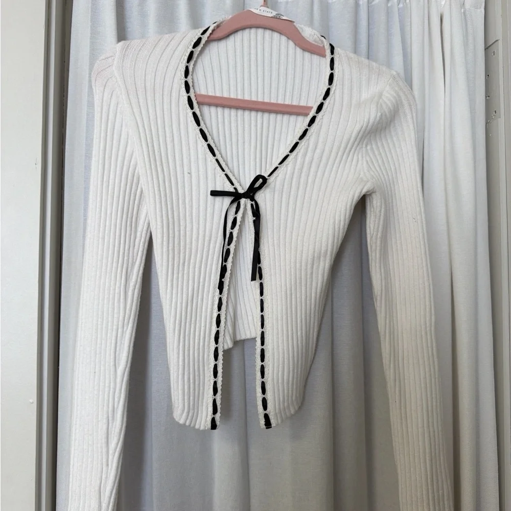 Altar'd State long sleeve White & Black Trim - Picture 2 of 3